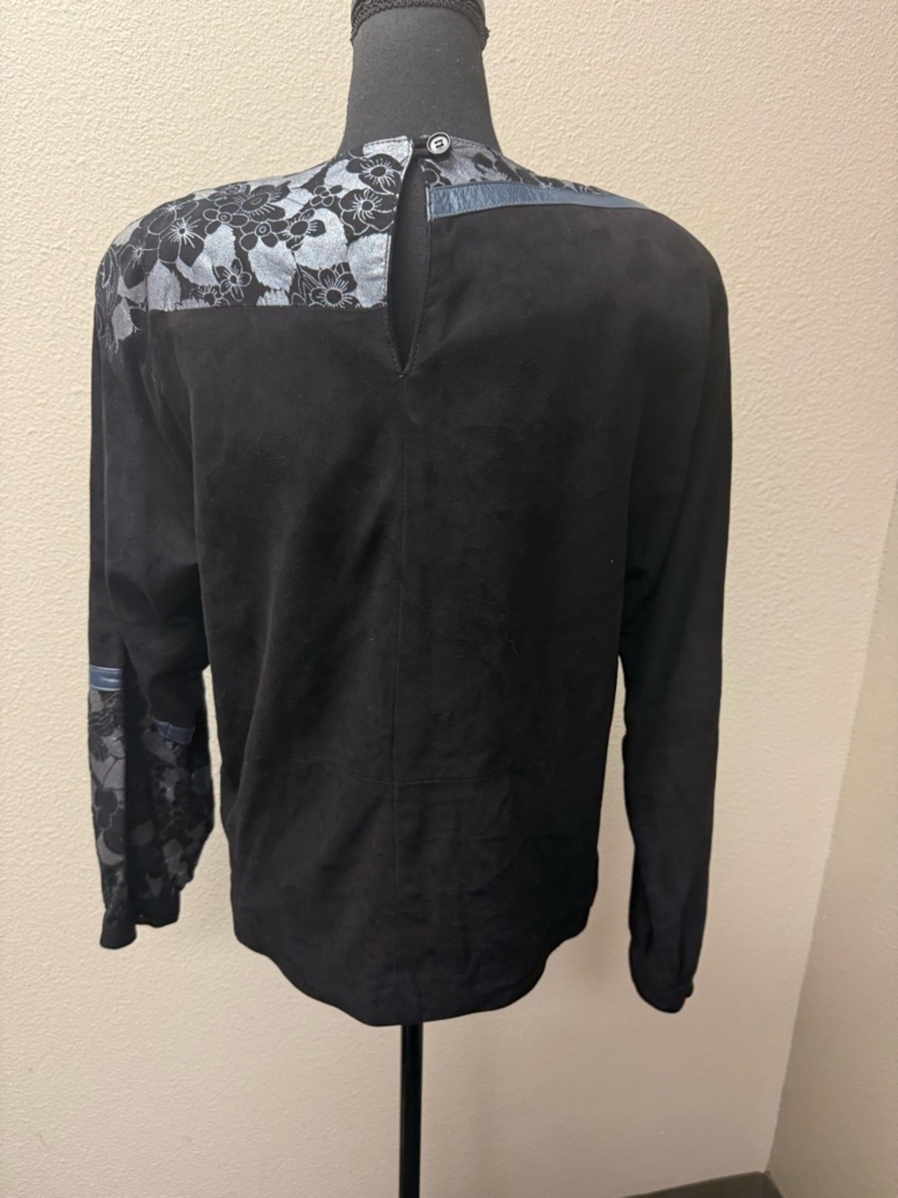 Siena NY Black Leather Floral Panel Top XS Long Sleeve V Neck Unique Chic - Picture 5 of 11